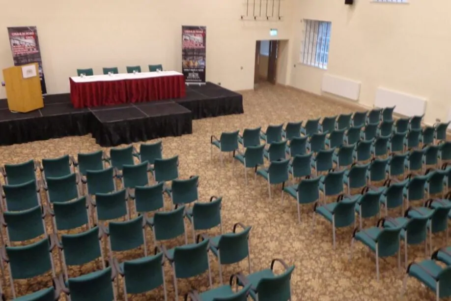 Versatile spacious large conference room