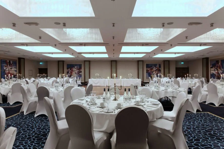 Stylish spacious pillar free conference
