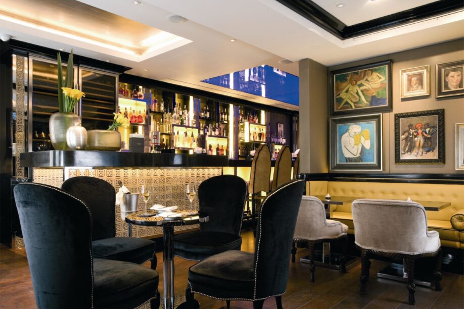 Bar bistro casual spacious modern