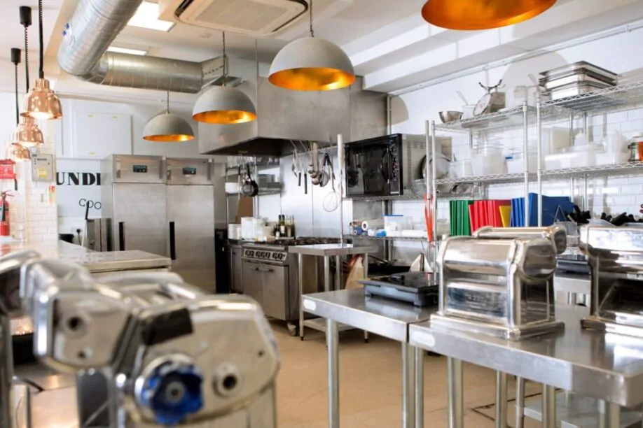 fullly equipped kitchen